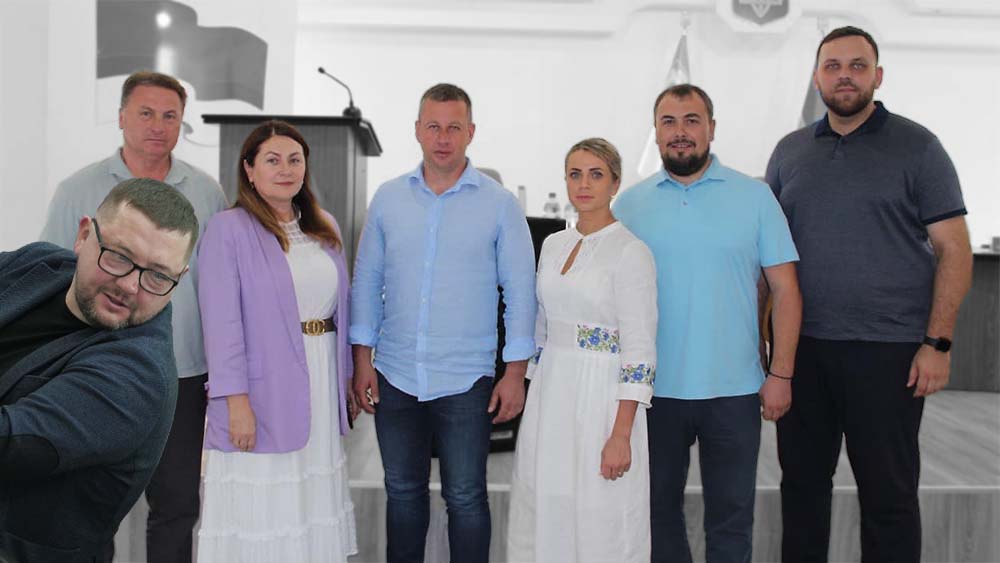 Минулого року «Четверта влада» проаналізувала декларації усіх депутатів від провладної партії «Рівне разом». Половина депутатів прийшла в міську раду вже із запасом готівкових заощаджень. Лише священник Жаровський та експосадовці Стельмащук і Харковець за деклараціями були не такі «забезпечені», як Шакирзян, обидві Марчук та Рибачок