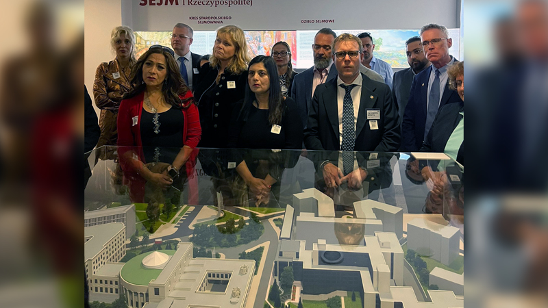 Депутат Микола Бляшин надав ці фото для підтвердження своїх виїздів у відрядження, які брав від міської ради. На першому – участь у Глобальній конференції Всесвітньої ліги незалежних юристів. На другому – в Польщі