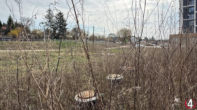 Люки встановлених очисних споруд. На фоні лівіше – вулиця Чорновола, правіше – заправна станція “OKKO”, парковка та частина будинку по вулиці Вознесенська