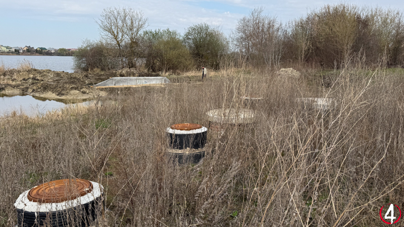 Колодязь, люки встановлених очисних споруд, та бетонна “стінка” перед водосховищем Басів Кут. Вигляд зі сторони вулиці Спаської