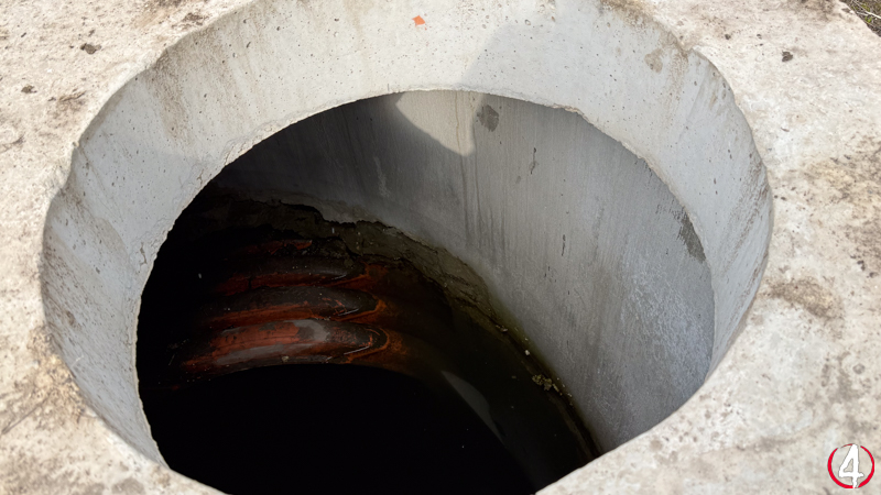 Вигляд всередині найбільшого колодязю, що знаходиться найближче до водосховища з двома трубами – вхідною та вихідною