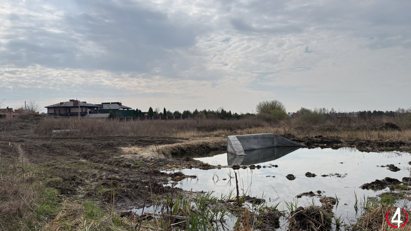 Бетонна “стінка”, зліва – очисні споруди. Вигляд зі сторони ЖК “Lake Land”