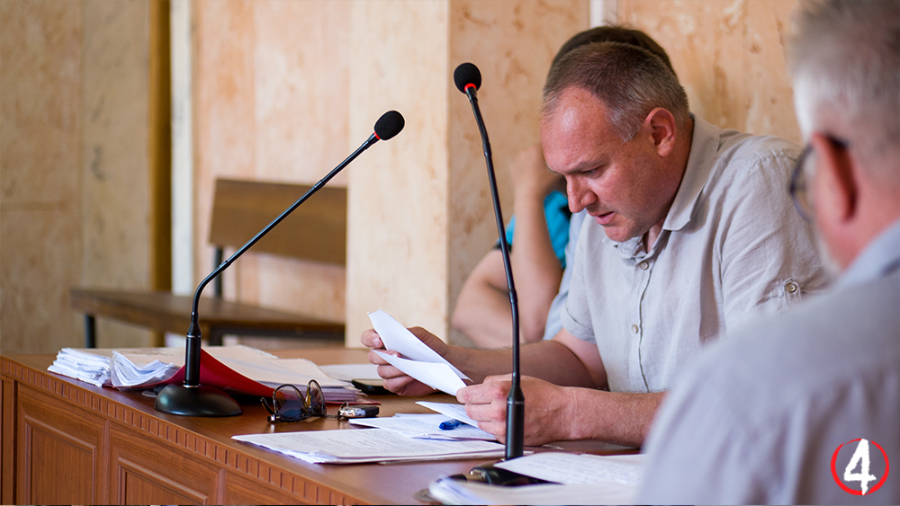 Владислав Сухляк вивчає медичні довідки