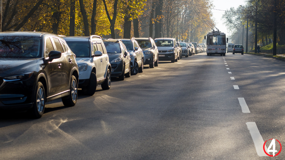 Припарковані авто біля районного управління соціального захисту населення Рівне Соборна 366-А