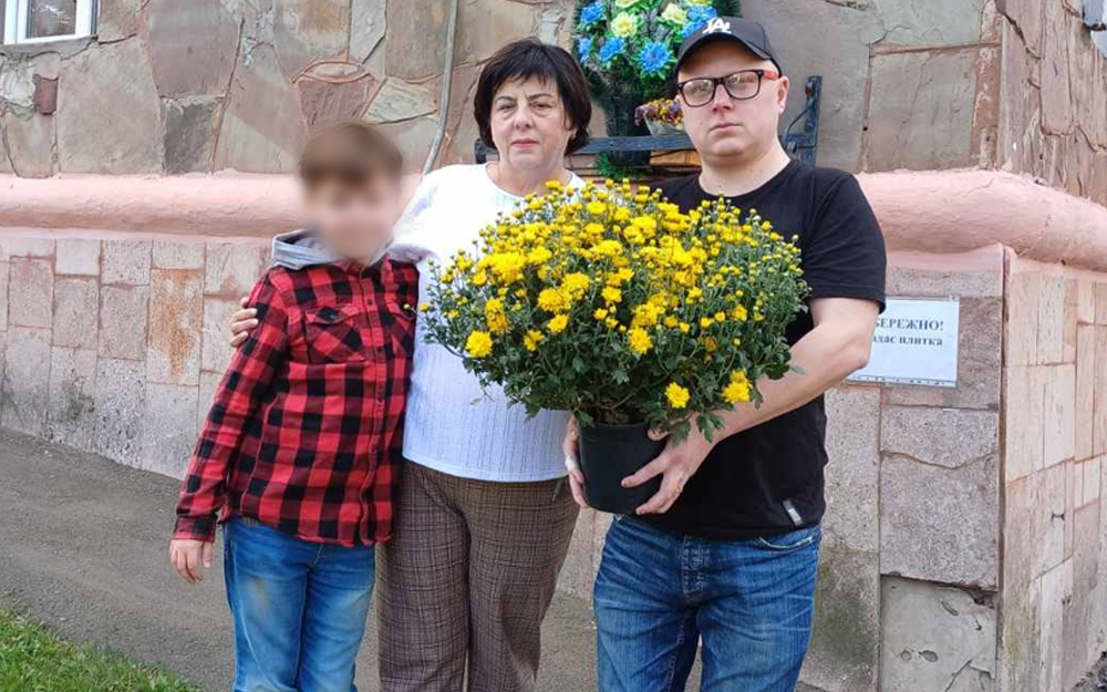 13_Новак Ірина з сином Ігорем Трошиним біля пам.знака своєму батькові_фб_01.10.2023.jpg
