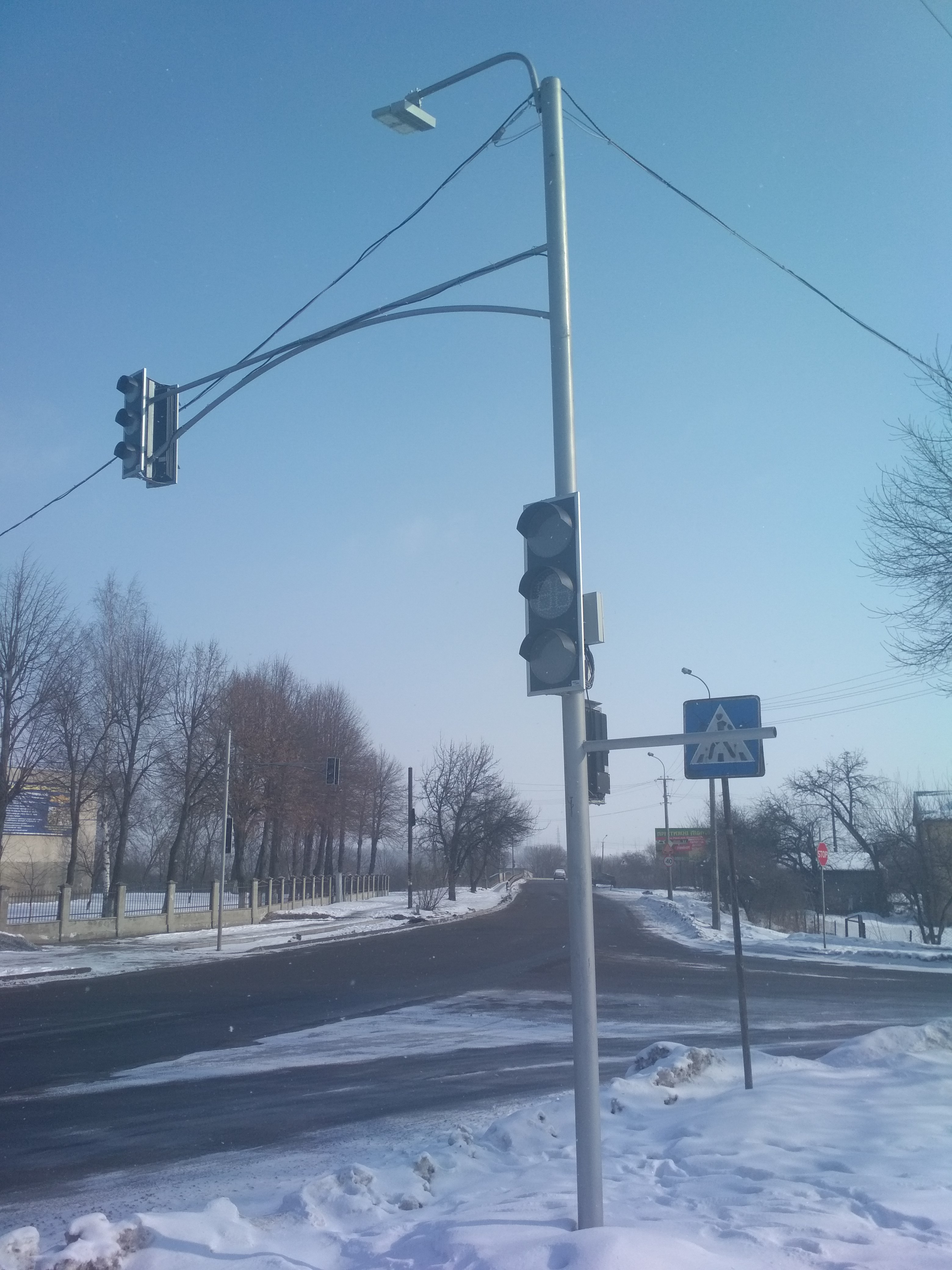 Непрацюючі світлофори на перехресті вулиць Біла та Млинівська. Фото станом на 04.03.2018 р.
