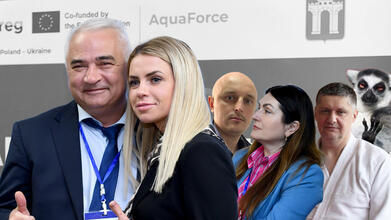 В українсько-польський проєкт «AquaForce» взяли свояків депутаток від «Рівне Разом». Асистентом керівника – швагра Світлани Марчук Юрія Кутузу (на колажі вкінці праворуч), та менеджером з комунікацій – швагра Катерини Марчук Дмитра Шустика (на колажі між депутатками Катериною та Світланою Марчук)