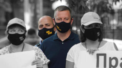 Дмитро Балєв з Віктором Шакирзяном у масці партії «Рівне разом». Обоє були на акції з вимогою відновити роботу дитсадків у Рівному під час пандемії.