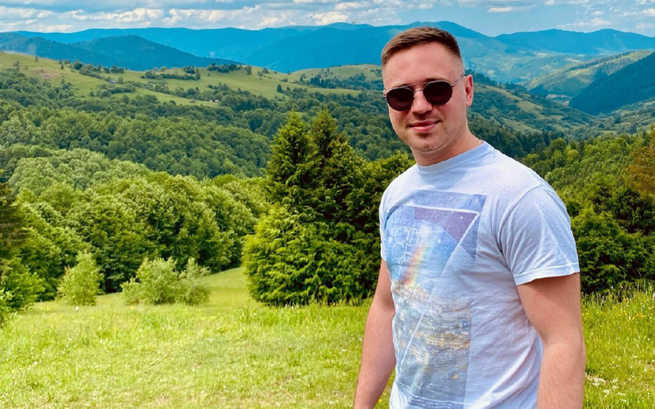 Ріелтор АН «Рівненська оселя» Павло Довганич, на чиїх авто їздить директор КАТП 1728 Сергій Марчук. Фото з фейсбук-сторінки Павла Довганича