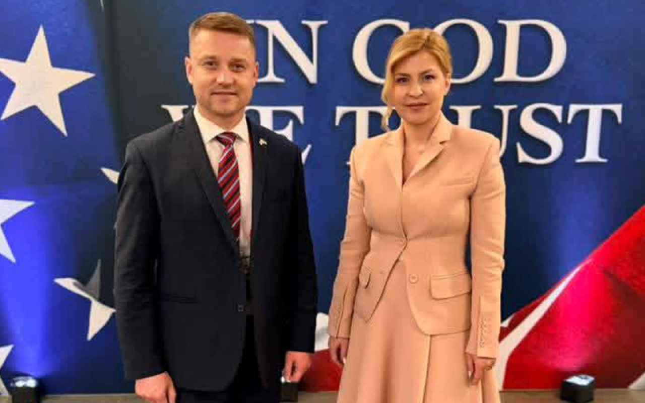 Ексмер Рівного Олександр Третяк та вже експосолка Ольга Стефанішина на конференції  у Лінчберзі, США, червень 2026 року. Фото з телеграм-каналу Третяка