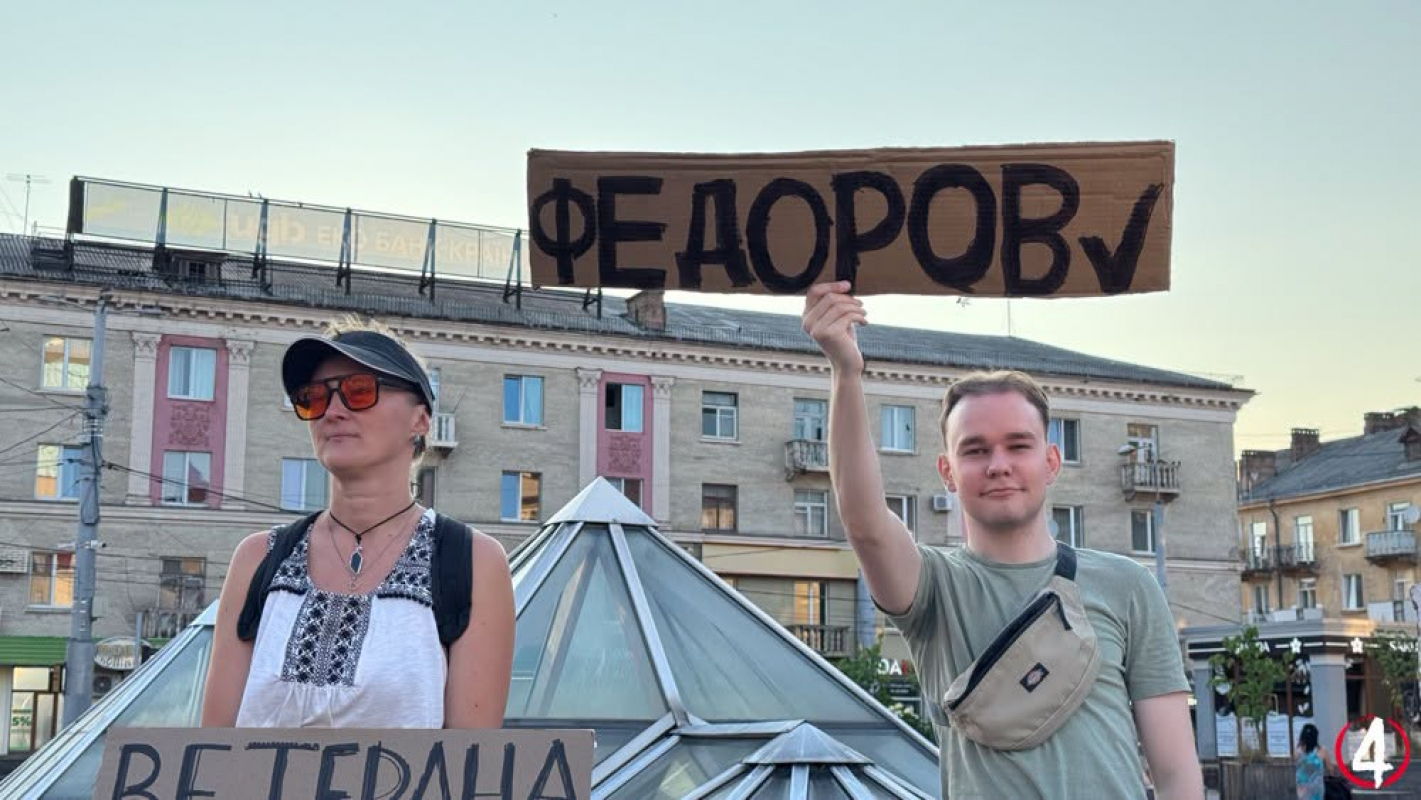 Праворуч — учасник протесту Павло. Фото — Анастасії Савлюк 