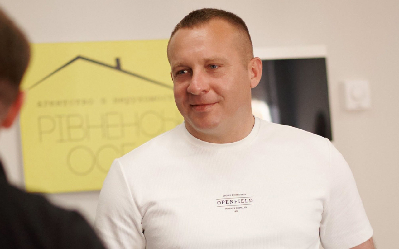 Ріелтор Андрій Тарасюк продає нерухомість в агентстві Катерини Марчук, має відстрочку через загибель родича на війні. Фото з фейсбук-сторінки Андрія Тарасюка
