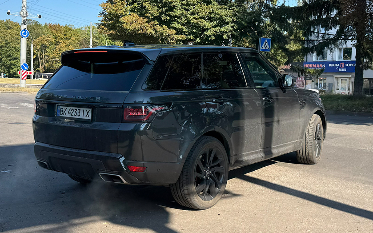 Павло продає «Range Rover Sport» з бензиновим двигуном, об’ємом 5 літрів, за 58 тисяч 500 доларів США. Фото Анастасії Савлюк